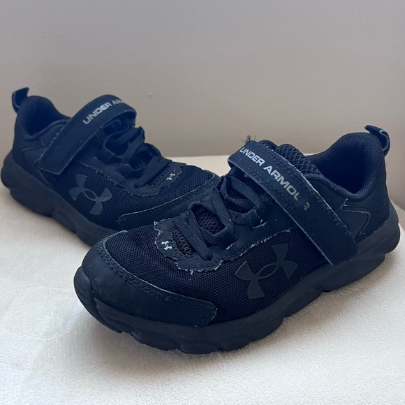 Kids under Armour shoes - Picture 2 of 7